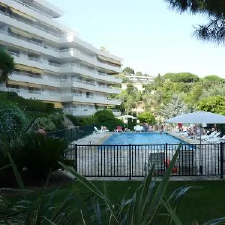 Two Bed In A Gated With Gardens In With Sea Views 865 Cannes